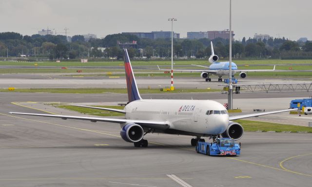 BOEING 767-300 (N1602) - Delta Air Lines Boeing 767-332(ER)(WL) N1602 in Amsterdam Schiphol Airport