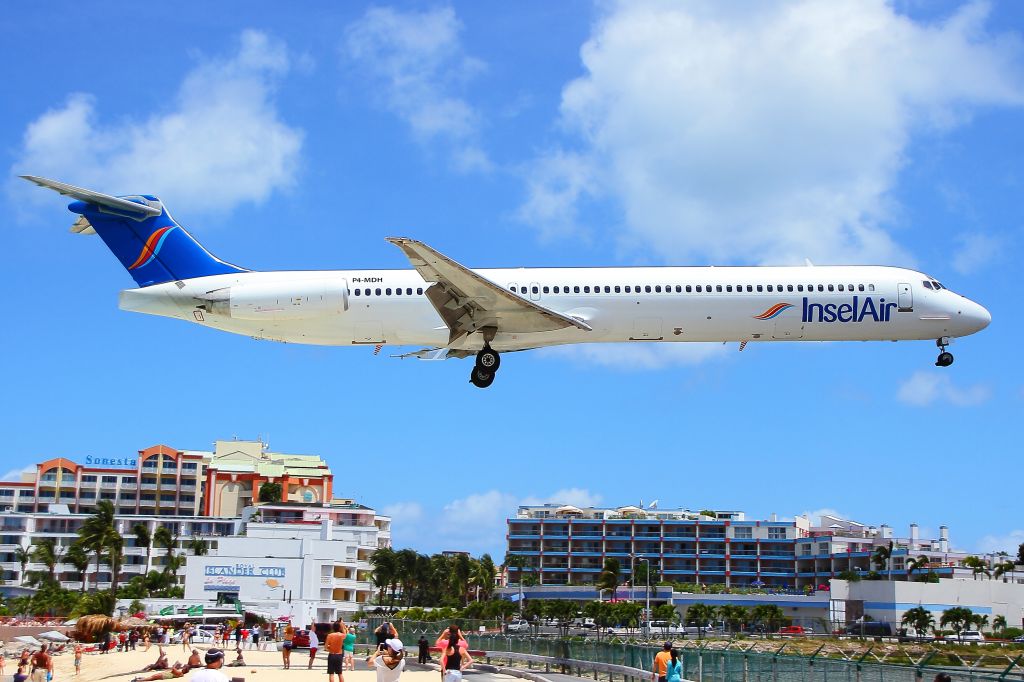 McDonnell Douglas MD-83 (P4-MDH)