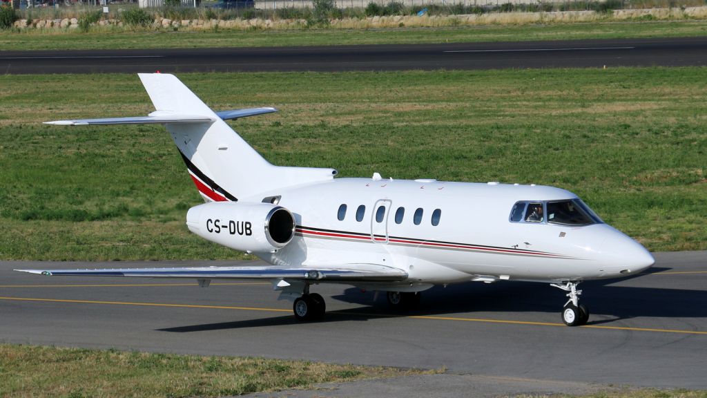 Hawker 800 (CS-DUB)