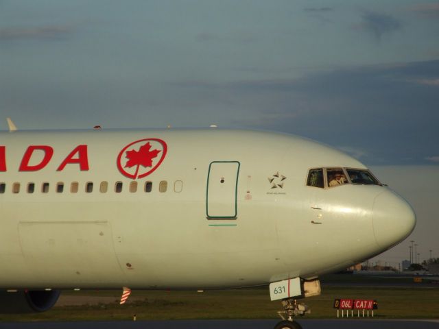 BOEING 767-300 (C-FMWP)