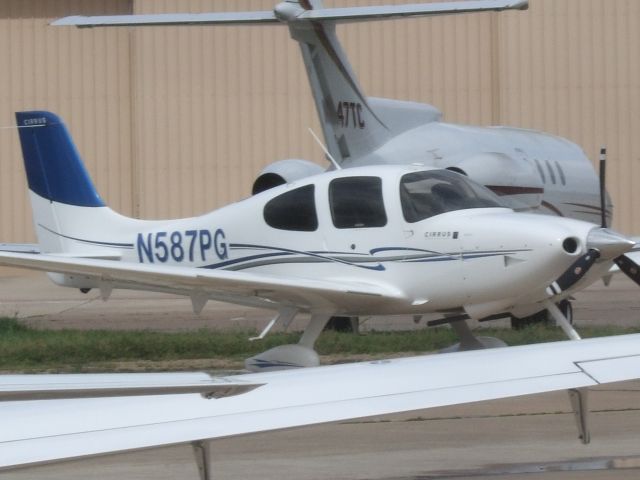 Cirrus SR-22 (N587PG)