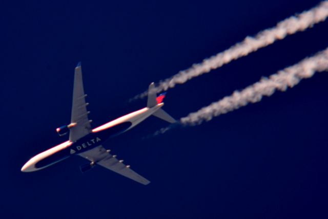 Airbus A330-300 (N807NW) - Delta 83 Airbus A-330 N807NW Paris to Alanta over Cleveland 38,000 ft. 10-17/17.