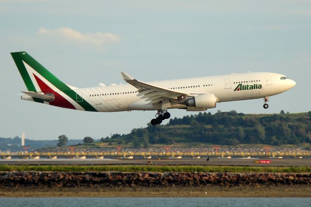 Airbus A330-200 (I-EJGA) - Alitalia 61 Romeo landing on 27