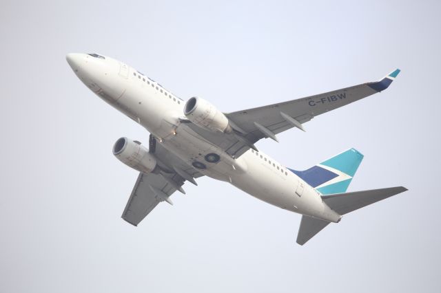 Boeing 737-700 (C-FIBW)
