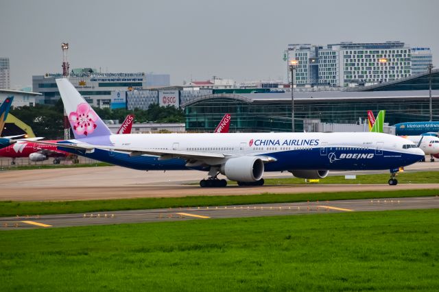 BOEING 777-300ER (B-18007) - Painted in "Boeing" livery.