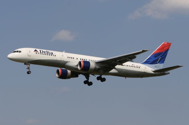 Boeing 757-200 (N642DL) - July 7, 2007 - on final for Baltimore BWI