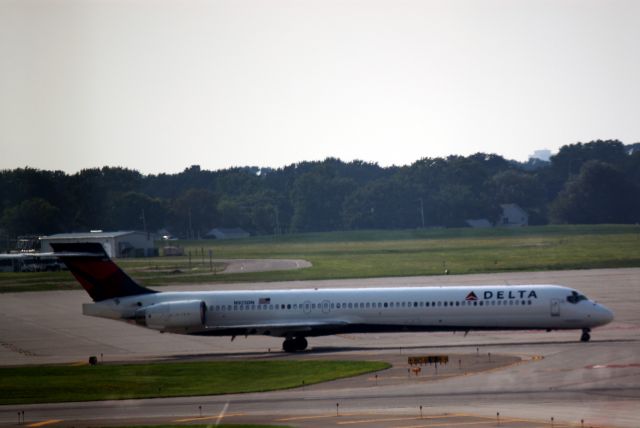 McDonnell Douglas MD-90 (N925DN) - Taxiing at MSP on 07/31/2011