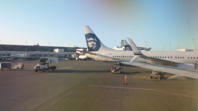 BOEING 737-400 (N760AS) - Arriving at gate C17 in Seattle. Del to Alaska Airlines in 1992