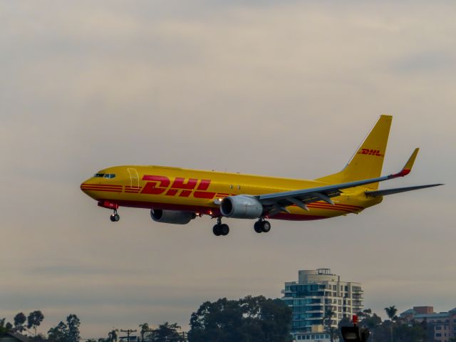 Boeing 737-800 (N859AM) - DHL (iAero Airways) Boeing 737-8Q8F on short final for rwy 27