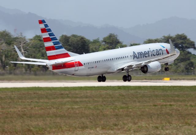 Boeing 737-800 (N932NN)