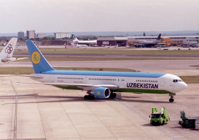 BOEING 767-300 (VP-BUZ)