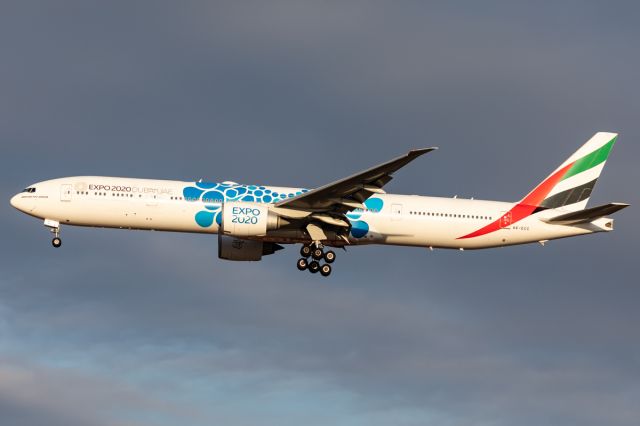 BOEING 777-300ER (A6-ECC)