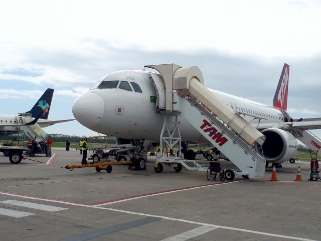 Airbus A320 (PR-MHU)