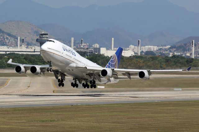 Boeing 747-200 (N120UA)