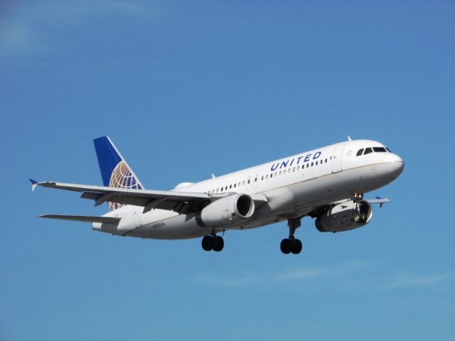 Airbus A320 (N413UA) - Landing RWY 20R