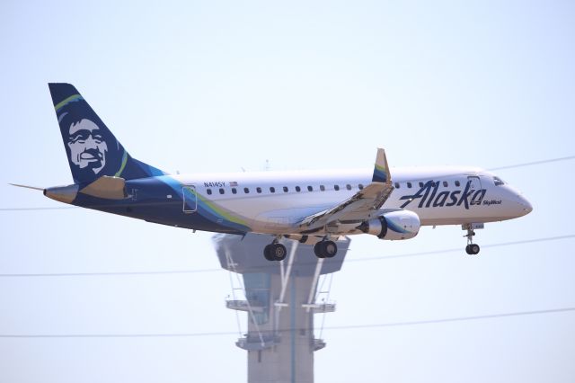 EMBRAER 175 (long wing) (N414SY)
