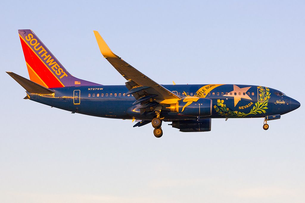 Boeing 737-700 (N727SW)