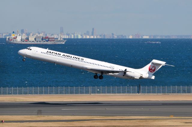 McDonnell Douglas MD-90 (JA8070) - 2012/12/26