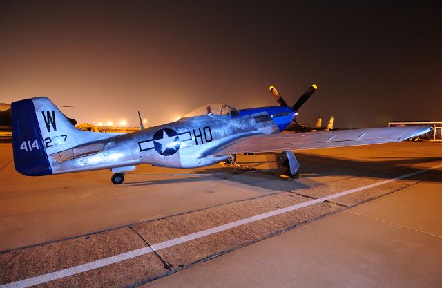 North American P-51 Mustang (NL2151D)