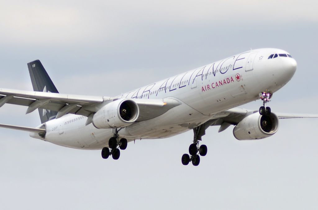 Airbus A330-300 (C-GHLM)