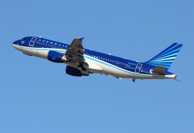 Airbus A320 (4K-AZ77)