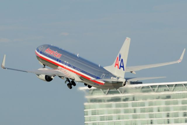 Boeing 737-800 (N909NN) - Taking off to MIA/KMIA.