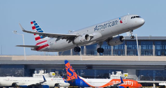 Airbus A321 (N129AA) - phoenix sky harbor international airport 16OCT21