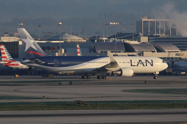 BOEING 767-300 (CC-CXH)