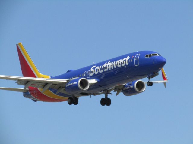 Boeing 737-800 (N8673F) - Landing RWY 20R