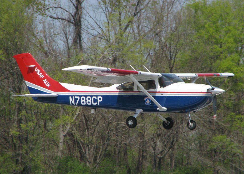 Cessna Skylane (N788CP) - About to touch down on runway 14 at the Shreveport Downtown airport.