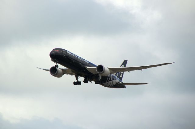 Boeing 787-9 Dreamliner (ZK-NZE) - Air New Zealand ZK-NZE climbs out of Auckland International Airport on Sunday 10th March 2019