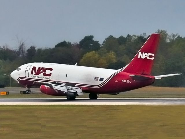 Boeing 737-700 (N322DL) - An older Boeing 737.