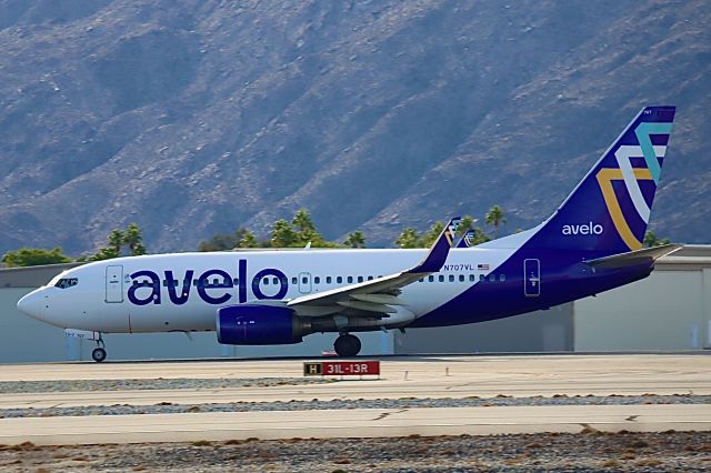 Boeing 737-700 (N707VL)