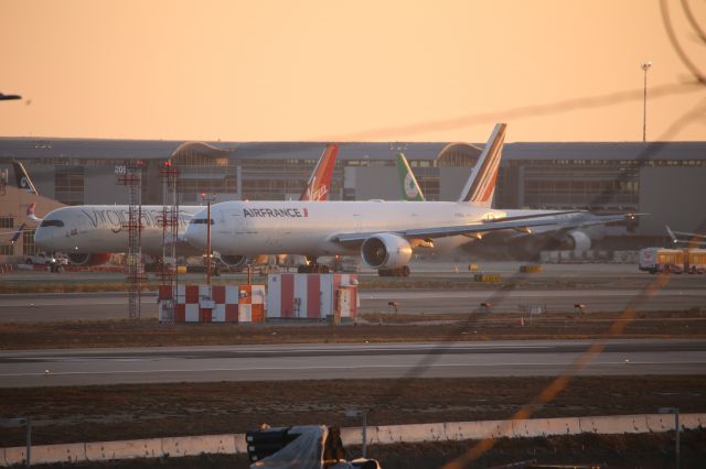 BOEING 777-300ER (F-GSQL)