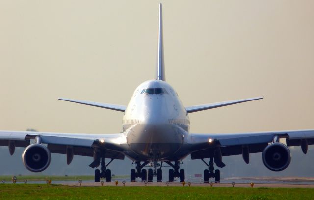 Boeing 747-400 (D-ABVP) - Realizando el Back Track a pista 35-17