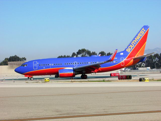 Boeing 737-700 (N229WN) - Taxiing to gate