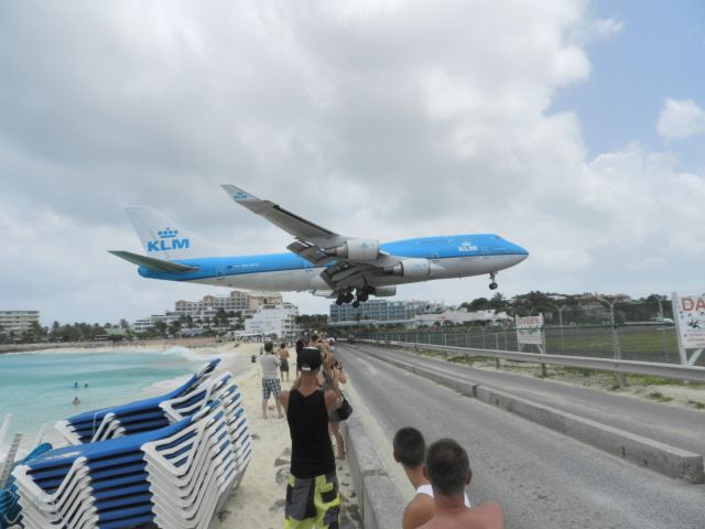 Boeing 747-200 (PH-BFG) - Sur la plage de Maho Beach 2013