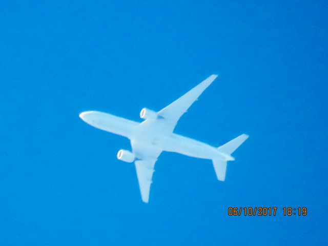 Boeing 777-200 (N214UA)
