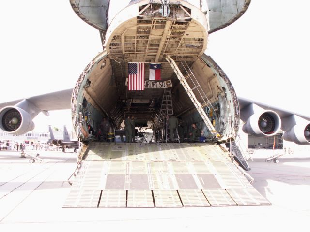 Lockheed C-5 Galaxy — - C-5A Galaxy mit geöffneter Bugklappe. Fotografiert am 31.05.2008 auf der ILA, Gelände Airport SXF.