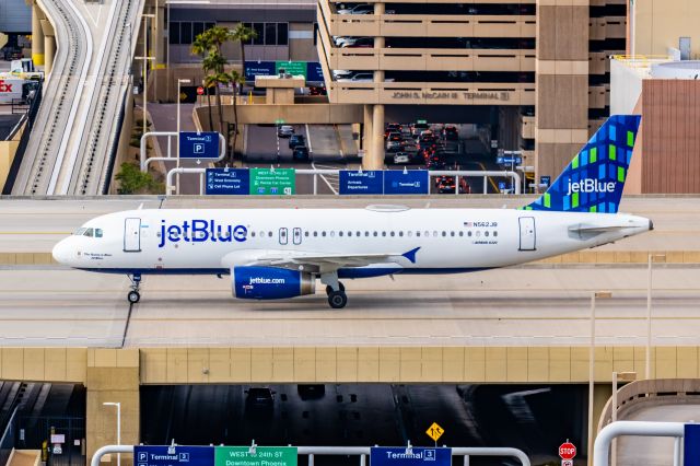 Airbus A320 (N562JB) - JetBlue A320 taxiing PHX on 12/16/22. Taken with a Canon R7 and Tamron 70-200 G2 lens.