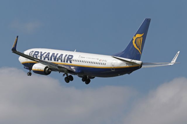 Boeing 737-800 (EI-FIJ) - RYR3242 cleaning up after departure on the flight to Beziers.