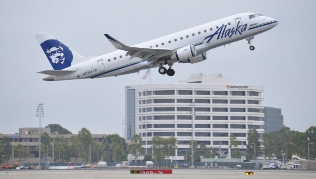 Embraer 170/175 (N173SY) - N173SY beginning its steep climb away from runway 20R on an overcast morning. This flight came in about an hour earlier and is seen departing for San Jose, CA. 