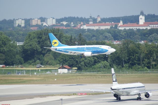Boeing 737-500 (UR-GBC)
