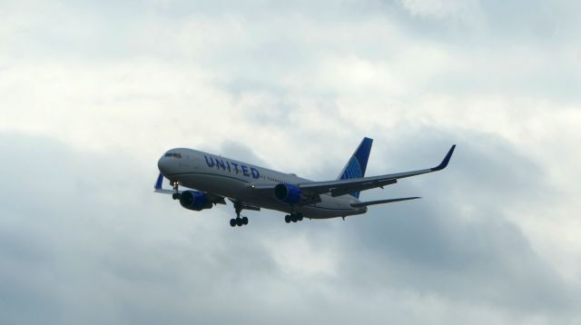 BOEING 767-300 (N642UA)