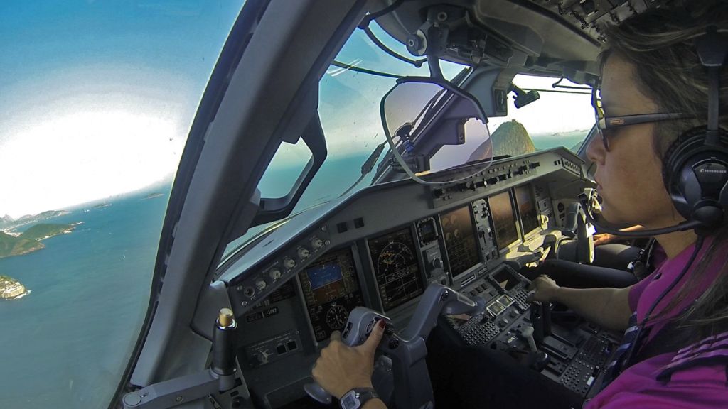 Embraer ERJ-190 (PR-AYO) - Captain Bethania in command of her Embraer 195 climbing out of Rio de Janeiro with a fantastic view of Mount Sugarloaf!