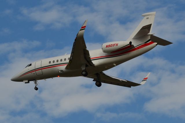 Dassault Falcon 2000 (N901FH) - CCBCC OPERATIONS LLC (Coca-Cola Bottling Co. Consolidated) on final at KCLT - 10/14/18