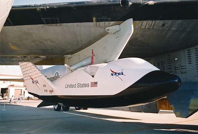 V131 — - Air Crew Return test ship under the wing of B-52B NASA 008 or Balls8 at the Edwards AFB Open House and Air Show 10-18-1977