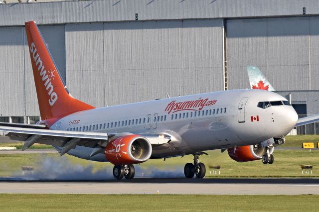 Boeing 737-800 (C-FYJD)