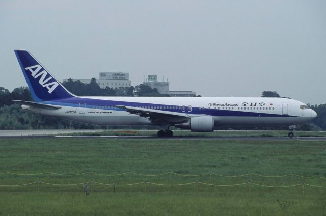 BOEING 767-300 (JA8358) - Departure at Narita Intl Airport Rwy16R on 1998/08/16