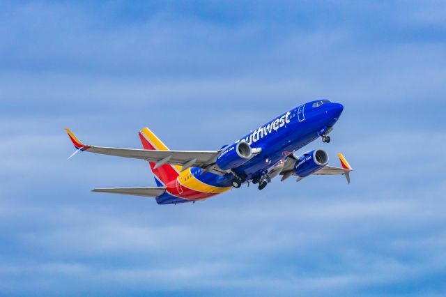 Boeing 737-700 (N7747C) - A Southwest Airlines 737-700 taking off from PHX on 3/1/23. Taken with a Canon R7 and Canon EF 100-400 L ii lens.